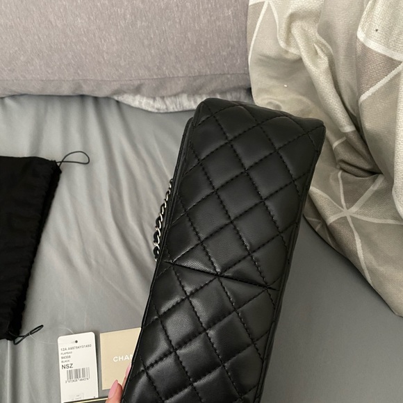 🚫SOLD🚫Authentic Chanel Chevron Medium Flap - Picture 4 of 5